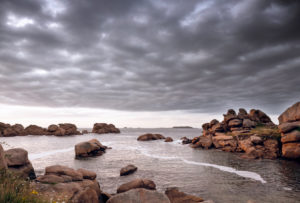 Die Côte de Granit Rose mit imposanten, rosafarbenen Granitfelsen bei Ploumanach im Abendlicht Die Côte de Granit Rose mit imposanten, rosafarbenen Granitfelsen bei Ploumanach im Abendlicht